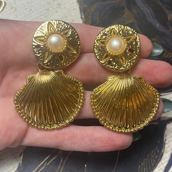 Vintage Large Runway 80s AVON Pearl and Gold Shell Mermaid Beach Earrings D2 - Picture 7 of 8